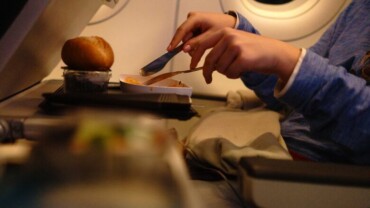Best Foods to Eat on a Long Flight: Expert Guide